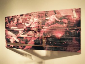 una de las más representativas por ejemplo es "Hidden Histories in Latin American Art", (Historias ocultas en el arte Latinoamericano), a través de la cual los artistas han utilizado materiales cotidianos de la vida urbana para realizar sus obras, que expresan a través del collage las desapariciones de ciudadanos de forma siniestra. Foto: Maria Bonilla/Panorama Online