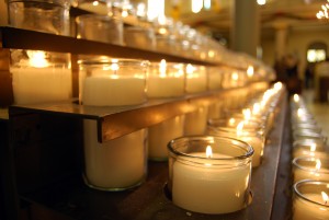 Durante esta semana les pido que se reúnan juntos en familia a rezar los misterios del Santísimo Rosario, todos los días, si es posible, implorando la intercesión de la Santísima Virgen María y el cumplimiento de las palabras que María dijo a los sirvientes en la mesa: "Haced lo que Él les dice ". Monseñor Thomas J. Olmsted