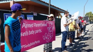 La comunidad del Valle del Sol se dio cita el pasado sábado 22 de agosto en frente de las instalaciones de Planned Parenthood de la ciudad de Glendale para protestar de forma masiva en contra de la venta de partes de bebes abortados que se ha evidenciado, realiza dicha institución que funciona a nivel nacional a través una serie de videos que han salido a la luz publica desde el mes de julio