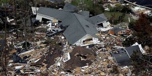 El peor huracán en casi un siglo, la falta de transporte para las evacuaciones, las pésimas condiciones de los refugios, el desbordamiento de los diques en Nueva Orleans y la insuficiente preparación de los hospitales dejaron un balance de 1.833 muertos, más de un millón de desplazados, 250.000 casas destruidas, un millón de viviendas dañadas y más de 150.000 millones de dólares en pérdidas materiales