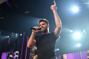 "¡BASTA señores!", escribió la estrella puertorriqueña Ricky Martin en un texto publicado por la cadena hispana Univisión, que ha estado en el centro de la polémica. "¿En qué momento este personaje asume que puede hacer comentarios racistas, absurdos y sobre todo incoherentes e ignorantes sobre nosotros los latinos?", señaló