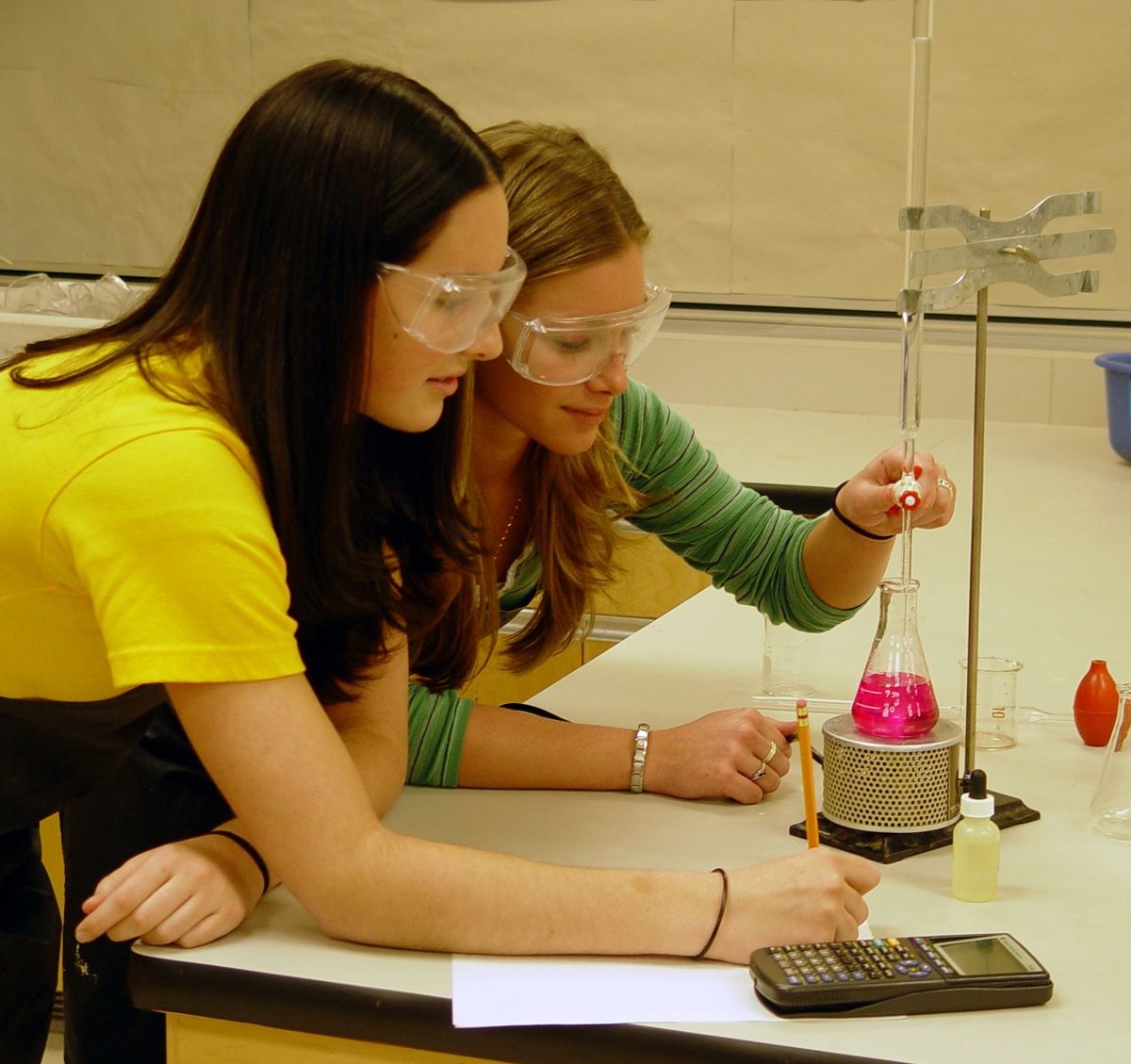 APS y los Phoenix Suns se asocian para otorgar mini becas para estudios en ciencia, tecnología, ingeniería matemáticas APS y los Phoenix Suns se asocian para otorgar mini becas para estudios en ciencia, tecnología, ingeniería matemáticas