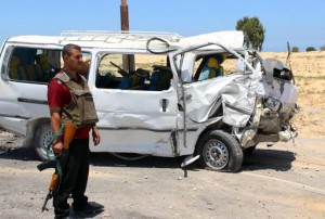Un miembro de las fuerzas de seguridad egipcias hace guardia junto a un vehículo que transportaba a 20 militares que iban de vacaciones y que resultaron heridos en un ataque bomba, el 9 de julio de 2015 en las afueras de Al Arish, norte del Sinaí (AFP | -)
