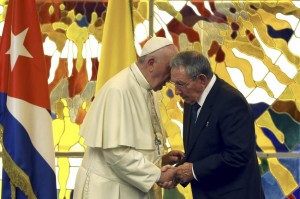 Después de la Santa Misa y de almorzar en la nunciatura apostólica, el Papa se desplazó en automóvil al Palacio de la Revolución para encontrarse en visita de cortesía con el Presidente del Consejo de Estado y del Consejo de Ministros, Raúl Castro. (Reuters)