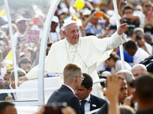 Pope Francis waves to the crowd upon arriving to give the first mass of his visit to Cuba in Havana's Revolution Square, September 20, 2015.   REUTERS/Tony Gentile