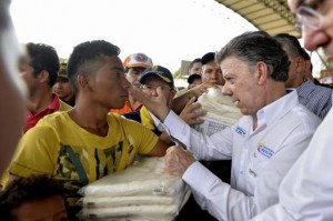 Fotografía del mandatario colombiano  Juan Manuel Santos (d) mientras saluda a un hombre que recibe ayudas, durante una visita a algunos albergues donde se alojan deportados por las autoridades venezolanas en  Cúcuta, Colombia. Cinco años después de estrenarse en el Gobierno con la reanudación de relaciones con Venezuela, el presidente colombiano,  afronta la primera gran crisis con Caracas, que ha puesto a prueba su diplomacia y la capacidad de respuesta de organismos como la OEA y la Unasur