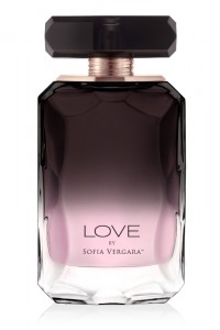 Para añadir un elemento del origen colombiano de Sofía, la botella del perfume ha sido tallada para que parezca una esmeralda de múltiples facetas, joya nativa de su país. Diseñada en un tono rosado ahumado y con reflejos violáceos, evoca el glamour, el encanto y la sensualidad de Sofía.(PRNewsFoto/Parlux Fragrances, LTD)