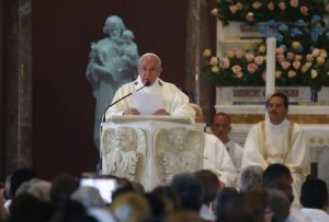 El Papa Francisco dirige una misa en el santuario de la Virgen de la Caridad del Cobre, en El Cobre, Cuba, 22 de septiembre de 2015. El Papa Francisco llamó el martes a tender puentes y romper muros en su último día en Cuba antes de partir hacia Estados Unidos, en un viaje donde ha evitado referirse al embargo económico sobre la isla y a su política de derechos humanos. REUTERS/Tony Gentile