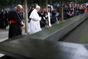 El papa Francisco conmovió y asombró el viernes a Nueva York en un inolvidable día que incluyó un baño de multitudes en Central Park, un fuerte mensaje en la ONU contra la opresión financiera al mundo en desarrollo y emotivas visitas al Memorial del 11 de Septiembre y una escuela.REUTERS/Tony Gentile