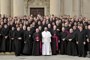 Pope Francis poses with seminarians on the steps of St. Martin of Tours Chapel at St.Charles Borromeo Seminary in Philadelphia. REUTERS/Tom Gralish/Pool