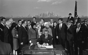 Al cumplirse el cincuentenario de la firma de la Ley de Inmigración y Nacionalidad de 1965, que facilitó la llegada a Estados Unidos de inmigrantes de todo el mundo, la configuración étnica y racial del país ha cambiado de manera notable. La ley firmada por el presidente Lyndon B. Johnson el 3 de octubre de 1965, al contrario de lo que afirmaban sus promotores durante la discusión de sus cláusulas ante el Congreso, cambió notablemente los países de origen de las personas que emigraron a Estados Unidos.