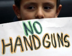 Un niño muestra un cartel rechzando las armas el 20 de octubre de 2004 en Chicago (EEUU) (Getty Images/AFP | Tim Boyle )