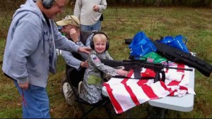 Un estudio realizado en el año 2000 por el American Journal of Public Health en hogares con niños y armas concluyó que en más del 40% de esos hogares había al menos un arma guardada sin llave y sin la traba de seguridad activada