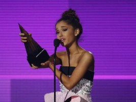Ariana Grande recibe el premio como artista favorita de pop/rock del año/ Ariana Grande accepts the award for favorite pop/rock female artist. REUTERS/Mario Anzuoni
