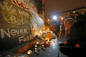 Flores, velas y notas, han sido dejadas por los residents de París en lugares cercanos a donde ocurrieron los terribles atentados terroristas. Flowers and candles are placed near the scene of a shooting the day after a series of deadly attacks in Paris, France, November 14, 2015. REUTERS/Yves Herman
