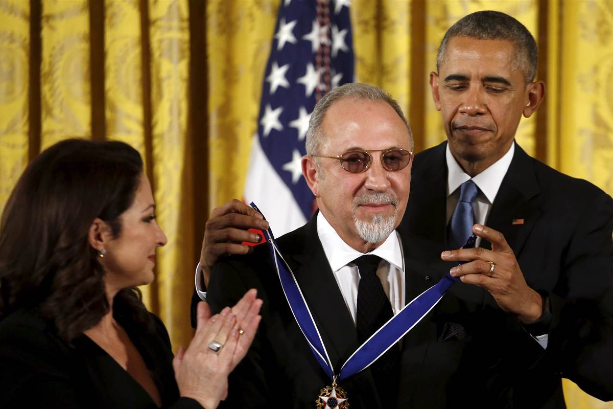 Emilio y Gloria Estefan son condecorados por Obama con la Medalla de la Libertad Emilio y Gloria Estefan son condecorados por Obama con la Medalla de la Libertad