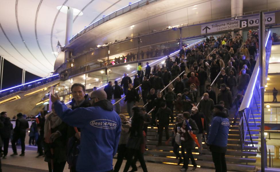 Oficiales franceses confirman dos ataques suicidas y un ataque con bomba en Estadio Nacional de Francia Oficiales franceses confirman dos ataques suicidas y un ataque con bomba en Estadio Nacional de Francia