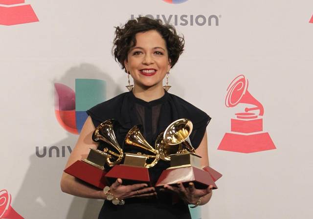 Natalia Lafourcade, la gran ganadora de la noche en los Latin Grammy 2015 Natalia Lafourcade, la gran ganadora de la noche en los Latin Grammy 2015