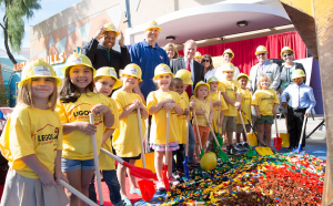 Alumnos de Grace Community Christian vieron caer unos 50,000 ladrillos de LEGO como parte de la ceremonia que conmemoro la llegada del nuevo LEGOLAND Discovery Center Arizona, que abre la próxima primavera en Arizona Mills en Tempe