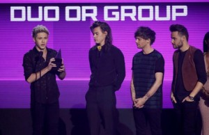 One Direction accept the award for favorite pop/rock duo or group during the 2015 American Music Awards in Los Angeles, California November 22, 2015. REUTERS/Mario Anzuoni
