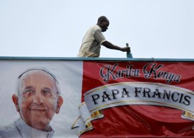 La etapa más peligrosa de su recorrido será la última, Bangui, capital de la República Centroafricana, adonde llegará el domingo 29, según el programa oficial. REUTERS/Thomas Mukoya