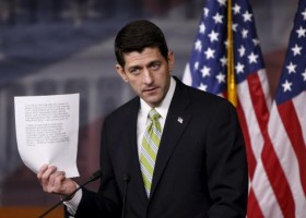 El presidente de la Cámara de Representantes de Estados Unidos, Paul Ryan, durante una conferencia de prensa en El Capitolio, en Washington, 19 de noviembre de 2015. La Cámara de Representantes de Estados Unidos, desafiando una amenaza de veto del presidente Barack Obama, aprobó el jueves un proyecto de ley que busca suspender el programa de Obama para admitir a 10.000 refugiados sirios el próximo año e intensificar su proceso de revisión. REUTERS/Gary Cameron