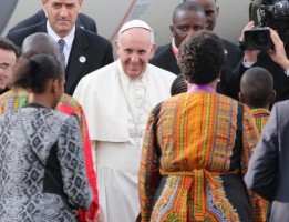Francisco inició este miércoles su primera gira por África, al aterrizar en la capital de Kenia, y tiene previsto visitar también Uganda y República Centroafricana. REUTERS/Goran Tomasevic
