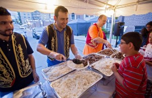 Miembros de una comunidad Musulmana comparten comida durante la celebración del Ramadan. Muchas comunidades ya establecidas de inmigrantes sirios como la de Allentown, Pennsylvania temen la llegada de nuevos refugiados, ya que según han expresado algunos, "Necesitamos saber a quién recibimos en nuestra sociedad"