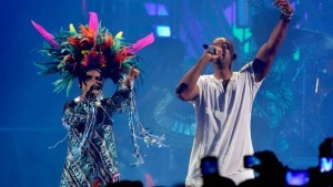 Liliana Saumet de Bomba Estéreo y Will Smith interpretan "Fiesta (Remix)" en la ceremonia de los Latin Grammy, el jueves 19 de noviembre del 2015 en Las Vegas