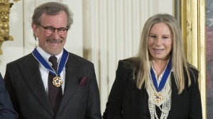 El cineasta Steven Spielberg y la cantante y actriz Barbra Streisand, también recibieron el honroso reconocimiento por parte del Presidente Obama