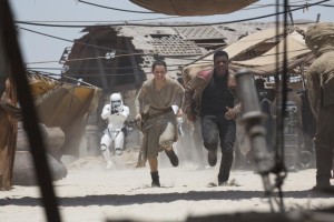 El despertar de la Fuerza" es la primera película de la saga de "Star Wars" en 10 años. Las reseñas estuvieron embargadas hasta el miércoles pero cuando finalmente fueron publicadas muchos críticos alabaron la cinta y los primeros fans que la vieron le dieron su aprobación