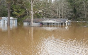 A house is under water on the banks of the Pea River in Elba, Alabama, December 26, 2015. REUTERS/Marvin Gentry