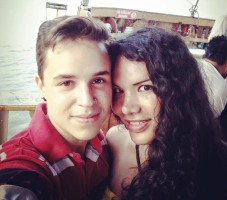 Diane y Fernando, de origen venezolano, además de futuros papás son activistas de la comunidad de gays, lesbianas y transgéneros en Ecuador. La pareja se conoció a través de las redes sociales hace 2 años y poco después comenzó una vida en común en Guayaquil