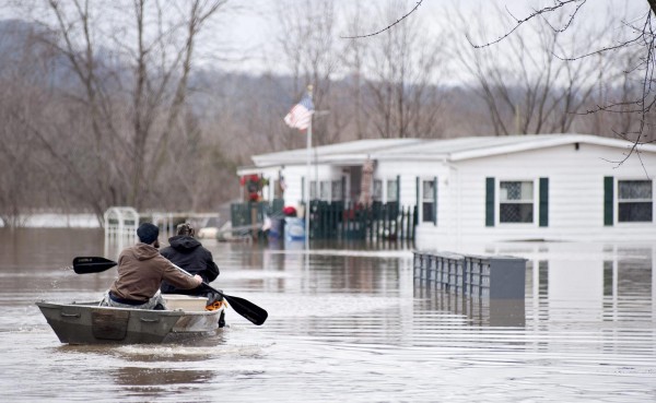 Las inundaciones en EE.UU. dejan 22 muertos y amenazan a millones de personas