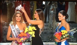 La hermosa colombiana, Ariadna Gutiérrez Arévalo, que desde siempre se perfiló como la gran favorita para llevarse la corona de miss Universo, por su belleza, porte y excelente pasarela y preparación, fue despojada del titulo solo minutos después de obtenerlo de manos de su compatriota, para pasar a manos de Miss Filipina