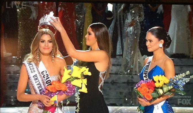 La colombiana Ariadna Gutiérrez es coronada Miss Universo, para un minuto más tarde ser despojada de su título La colombiana Ariadna Gutiérrez es coronada Miss Universo, para un minuto más tarde ser despojada de su título