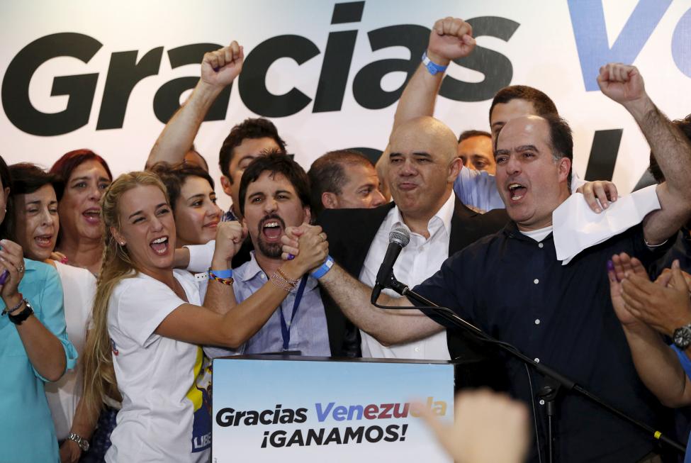 Oposición venezolana logra mayoría en parlamento y rompe hegemonía chavista tras 16 años Oposición venezolana logra mayoría en parlamento y rompe hegemonía chavista tras 16 años