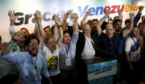 Para muchos dirigentes opositores, la victoria el domingo supone el principio del fin del chavismo. "Con esta victoria empieza un ciclo en la vida política institucional de Venezuela", dijo Jesús Torrealba, jefe de la MUD. "Triunfamos con el arma más poderosa, porque creemos en la democracia, el voto. Venezuela quería un cambio y ese cambio empezó, gracias Venezuela, ¡Gloria al bravo pueblo!". Diciembre 7, 2015. REUTERS/Carlos Garcia Rawlins