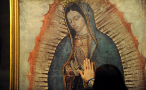 Los fieles y devotos de la “Patrona de México” que residen en el Valle del Sol podrán rendirle homenaje a través de las diferentes celebraciones parroquiales que se llevan a cabo en la en la víspera de su aparición el 11 de diciembre con una vigilia y serenata y el 12 de diciembre con la tradicional Procesión en su honor y Misa. Busque el calendario en este articulo