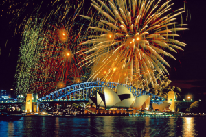 El derroche de efectos pirotécnicos por encima del icónico puente de la bahía de Sídney y de su Ópera es cada 1 de enero el primer gran espectáculo de Año Nuevo. Y, la mayor ciudad de Australia, organizó este año los festejos aún más a lo grande.