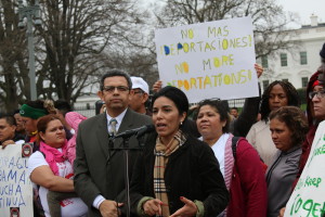 Zulma Arias, activista salvadoreña de la coalición del “Movimiento por una Reforma Migratoria Justa (FIRM, en inglés), dijo durante una protesta de fin de año a la afueras de La Casa Blanca, que grupos como el suyo presionarán para frenar las “atrocidades”, y no aceptarán más “excusas” de la Administración Obama.