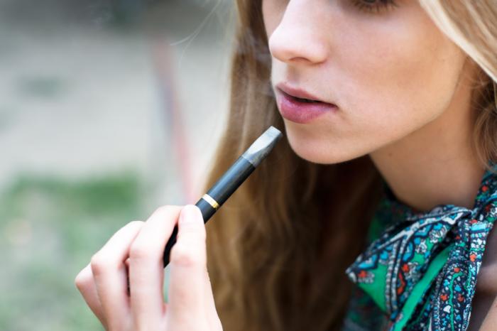 Los anuncios de cigarrillos electrónicos son vistos por casi 7 de cada 10 estudiantes de escuela secundaria media y superior Los anuncios de cigarrillos electrónicos son vistos por casi 7 de cada 10 estudiantes de escuela secundaria media y superior