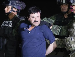 Después de su captura el viernes, Guzmán miró con furia cuando soldados giraron su cabeza hacia cámaras de televisión mientras lo escoltaban en Ciudad de México.