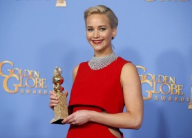Jennifer Lawrence ganó como mejor actriz de una película de comedia por "Joy" y levantó criticas favorables el espectacular vestido rojo Dior que escogió para la velada, que complementó con una impresionante gargantilla de diamantes.. REUTERS/Lucy Nicholson