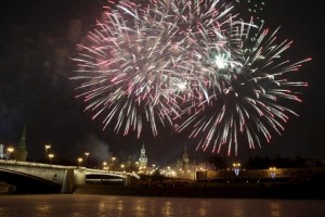 Fireworks light the sky over Kremlin during celebrations of New Year's Day in central Moscow, Russia, January 1, 2016. REUTERS/Tatyana Makeyeva