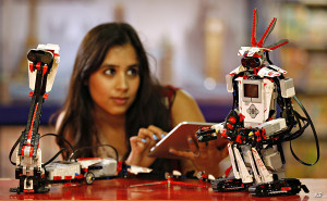 A través del Club de Robótica implementado por la Profesora Whaling, las estudiantes en el programa de ELL utilizan LEGO Robotic Kits para construir y programar pequeños robots.
