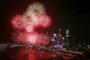 Fireworks explode in Marina Bay against the skyline of Singapore during New Year's Day celebrations January 1, 2016. REUTERS/Edgar Su