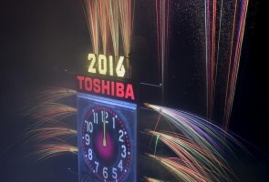 Fireworks explode past the Times Square Ball (rear) after it dropped to signal the start of the New Year in the Manhattan borough of New York January 1, 2016. REUTERS/Darren Ornitz