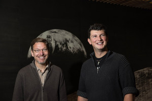 Recientemente los astrofísicos Michael Brown (izq) y Konstantin Batygin, del Instituto de Tecnología de California, publicaron en la revista Astronomical Journal "evidencias" sobre la existencia un nuevo planeta gigante y glacial más allá de Neptuno.