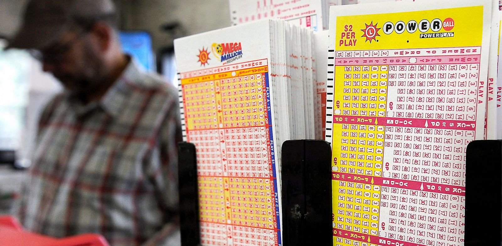 Salvadoreño compra 3 billetes de lotería del Powerball en linea y hoy es uno de los felices ganadores Salvadoreño compra 3 billetes de lotería del Powerball en linea y hoy es uno de los felices ganadores